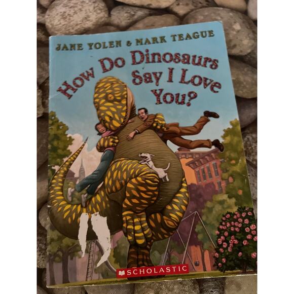 3 SCHOLASTIC PAPERBACK BOOKS - Picture 5 of 8